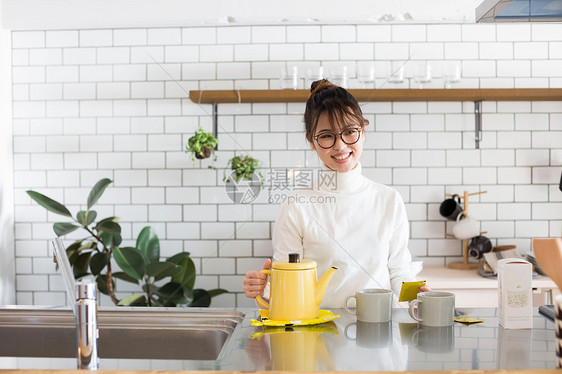 户内女孩在厨房烧水泡茶图片