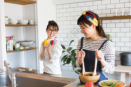 户内女孩在厨房做美食图片