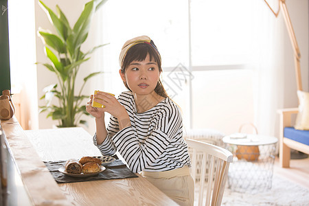 北欧风格居家女孩吃早餐图片