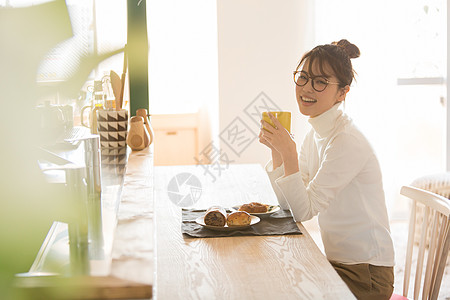 北欧风格居家女孩吃早餐背景