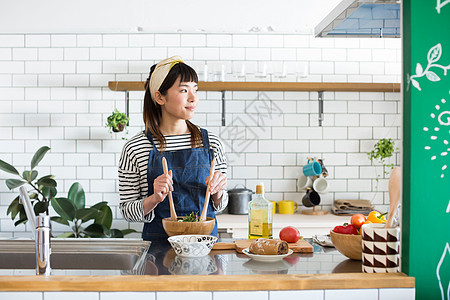 户内女孩在厨房做美食图片