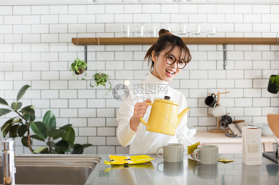 在厨房泡茶的女人图片