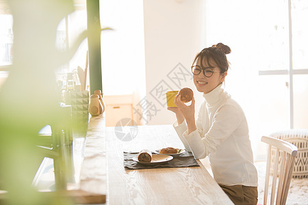 北欧风格居家女孩吃早餐背景