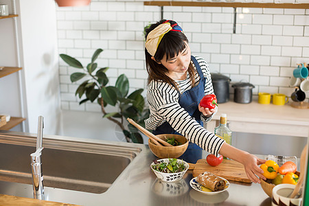 户内女孩在厨房准备食材调料图片