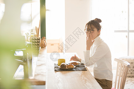 居家女孩吃早餐图片