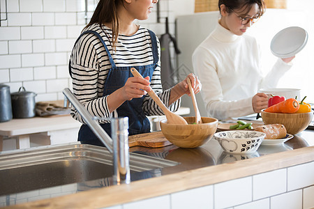 居家女孩在厨房准备食材烹饪图片