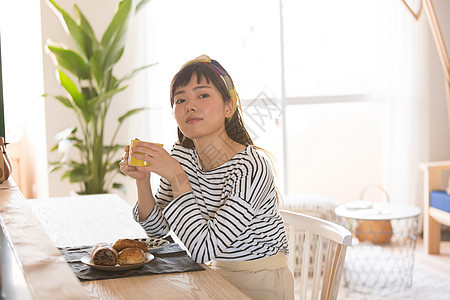 居家女孩吃早餐图片