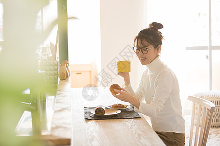 居家女孩吃早餐图片