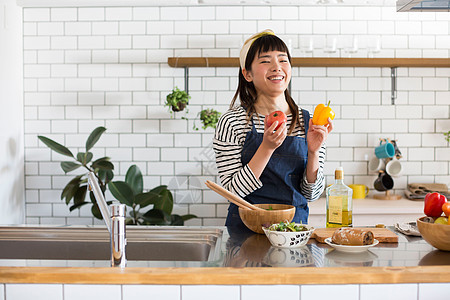 居家女孩在厨房准备食材烹饪图片