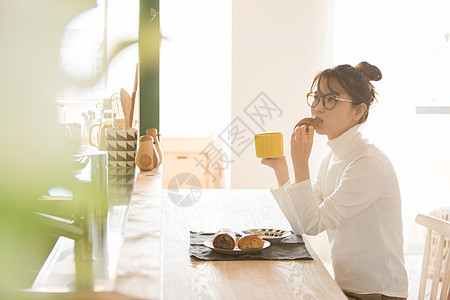 吃早餐的女孩图片