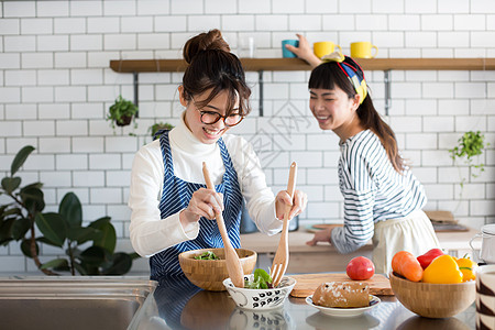 厨房制作沙拉的年轻女性图片