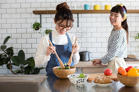 厨房制作沙拉的年轻女性图片