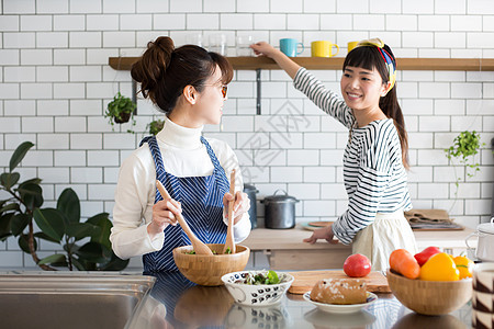 厨房制作沙拉的年轻女性图片