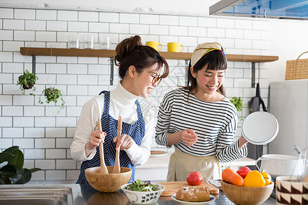 居家厨房制作沙拉的年轻女性图片