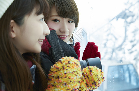 冬季旅行乘坐缆车看风景的少女图片
