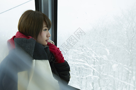 冬季旅行独自乘坐缆车的少女图片