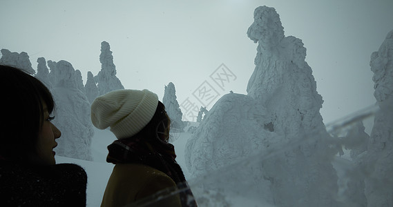  看雪景的两位女性图片