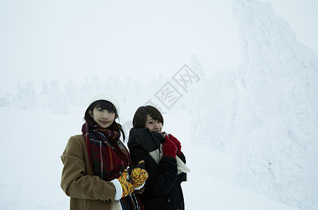  雪地里的两位女性图片