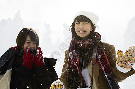  雪地里开心的两位女性图片