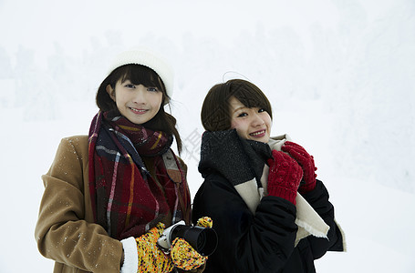  雪地里两位女性图片