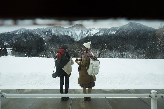  看雪景旅行的女性图片