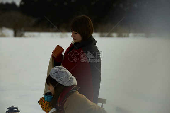  雪地里的两位女性图片