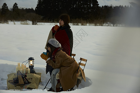  雪地里的两位女性图片