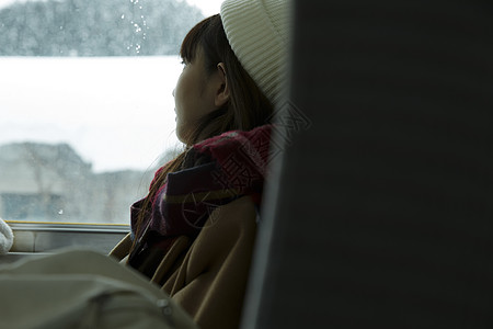 看向车窗外的女性图片素材