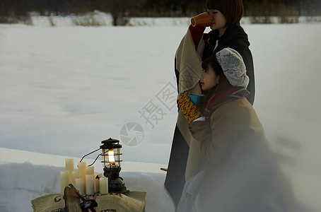 户外雪地里的两位女性图片