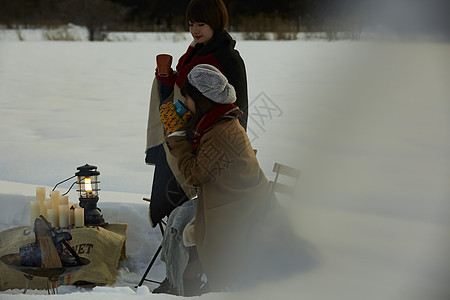 户外雪地里的两位女性图片