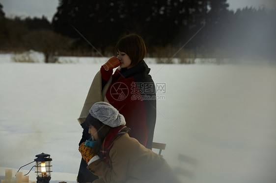  户外露营喝咖啡的女性 图片