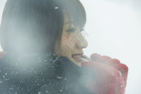  雪地里的女性图片