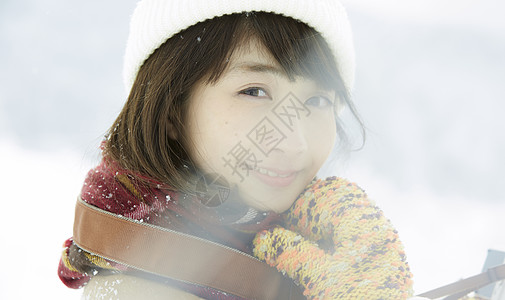 女性回头微笑图片