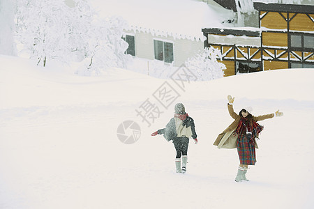  雪地里跳舞的女性图片