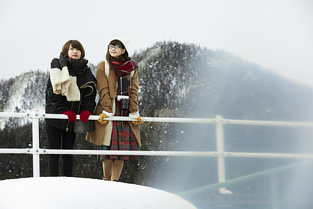 冬天女孩在旅途雪景驻地微笑高清图片