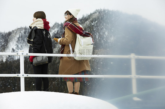 冬天女孩在旅途雪景驻地微笑图片