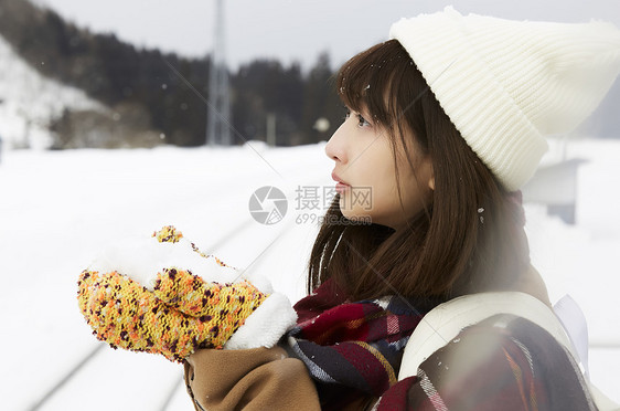 冬天女孩双手捧雪图片