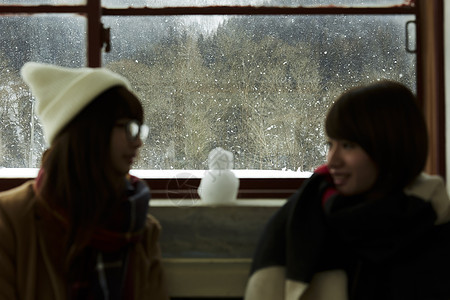 微笑女士们在冬季旅行图片