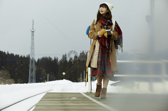 冬天女孩在旅途雪景摄影图片