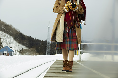 冬天女孩在旅途雪景摄影图片