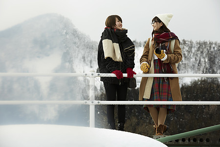 冬天女孩在旅途雪景摄影图片