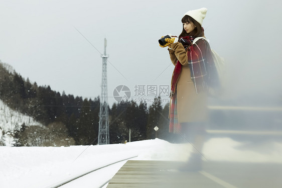 冬天女孩在旅途雪景摄影图片