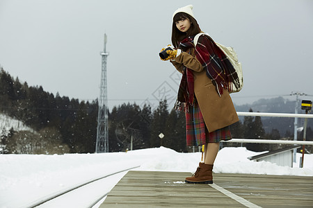 冬天女孩在旅途雪景拍摄图片