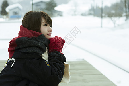 姐妹出游景点火车冬天女孩旅途雪风景驻地图片