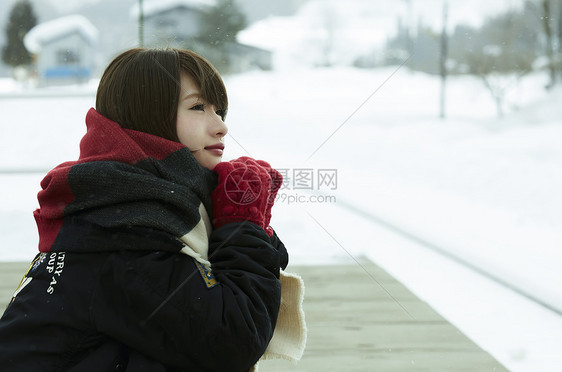 姐妹出游景点火车冬天女孩旅途雪风景驻地图片