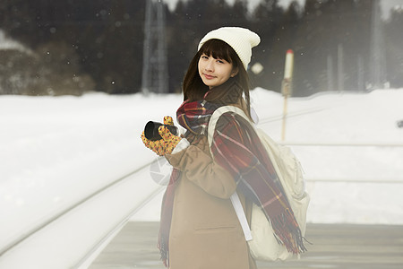 冬天女孩在雪景中拍摄图片