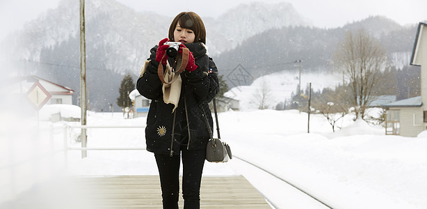 冬天女孩在雪景中拍摄图片