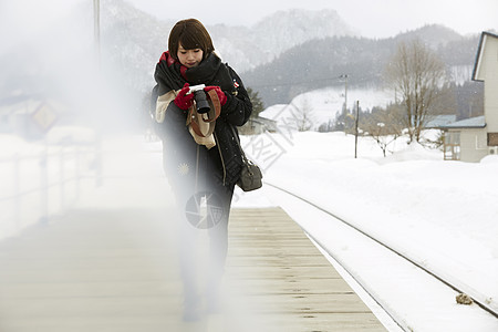 冬天女孩在雪景中拍摄图片