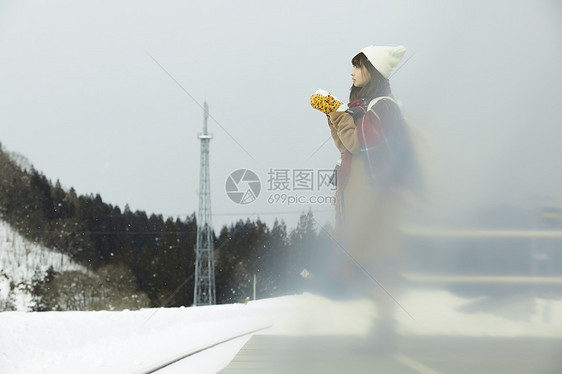 路边冬天女孩手捧着雪图片