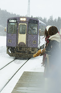 干净铁路旅行者冬天女孩旅途雪风景驻地图片